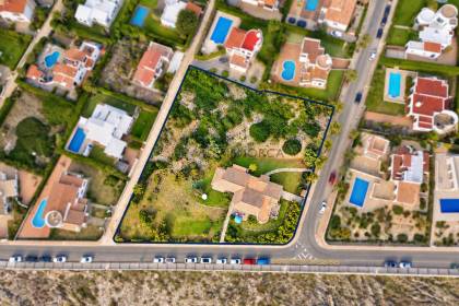 Chalet unifamiliar con gran parcela en primera linea de S'Algar