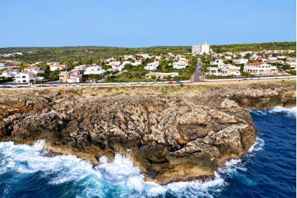 Chalet unifamiliar con gran parcela en primera linea de S'Algar