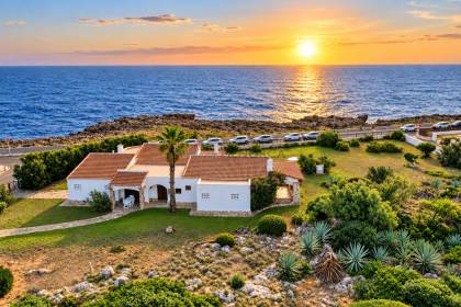 Chalet unifamiliar con gran parcela en primera linea de S'Algar