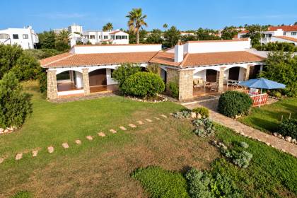 Chalet unifamiliar con gran parcela en primera linea de S'Algar