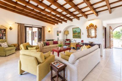 Chalet unifamiliar con gran parcela en primera linea de S'Algar