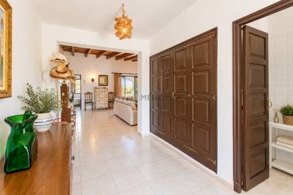 Chalet unifamiliar con gran parcela en primera linea de S'Algar