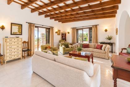Chalet unifamiliar con gran parcela en primera linea de S'Algar