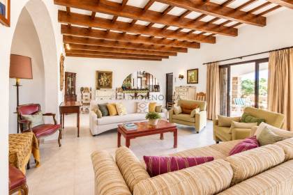 Chalet unifamiliar con gran parcela en primera linea de S'Algar