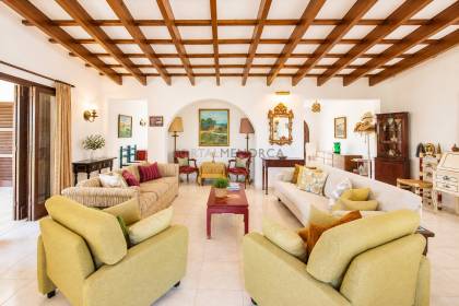 Chalet unifamiliar con gran parcela en primera linea de S'Algar
