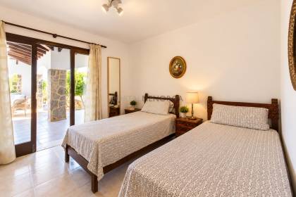 Chalet unifamiliar con gran parcela en primera linea de S'Algar