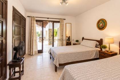 Chalet unifamiliar con gran parcela en primera linea de S'Algar