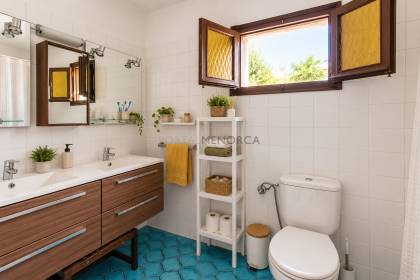 Chalet unifamiliar con gran parcela en primera linea de S'Algar