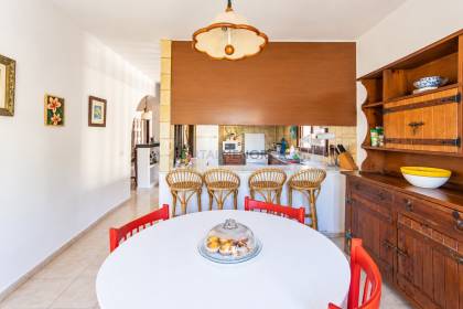 Chalet unifamiliar con gran parcela en primera linea de S'Algar