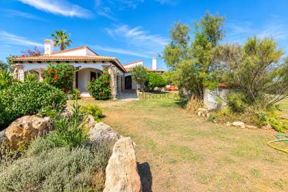 Chalet unifamiliar con gran parcela en primera linea de S'Algar