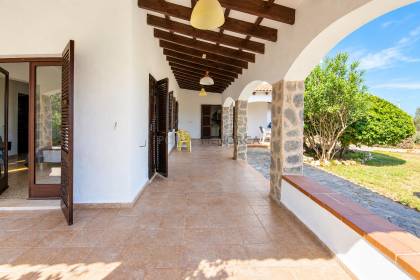 Chalet unifamiliar con gran parcela en primera linea de S'Algar