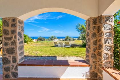 Chalet unifamiliar con gran parcela en primera linea de S'Algar