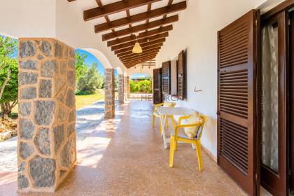 Chalet unifamiliar con gran parcela en primera linea de S'Algar