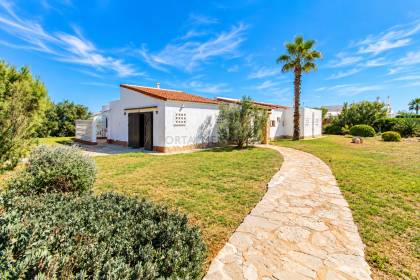 Chalet unifamiliar con gran parcela en primera linea de S'Algar