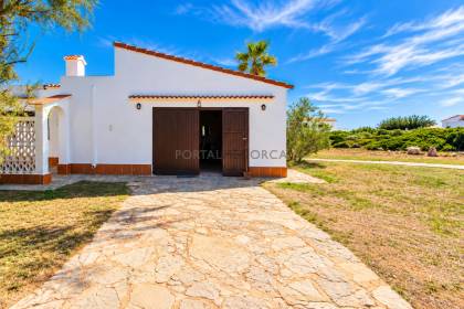 Chalet unifamiliar con gran parcela en primera linea de S'Algar
