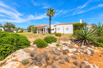 Chalet unifamiliar con gran parcela en primera linea de S'Algar