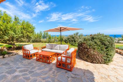 Chalet unifamiliar con gran parcela en primera linea de S'Algar
