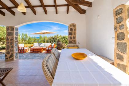 Chalet unifamiliar con gran parcela en primera linea de S'Algar