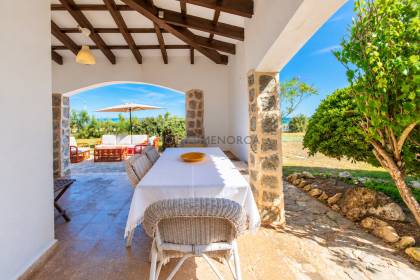 Chalet unifamiliar con gran parcela en primera linea de S'Algar
