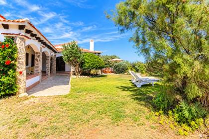 Chalet unifamiliar con gran parcela en primera linea de S'Algar