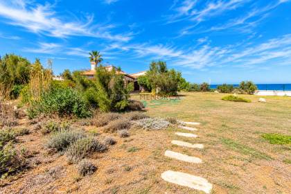 Chalet unifamiliar con gran parcela en primera linea de S'Algar