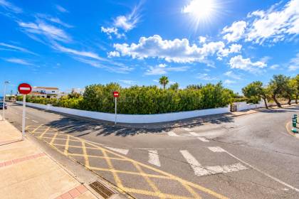 Chalet unifamiliar con gran parcela en primera linea de S'Algar
