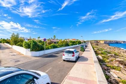 Chalet unifamiliar con gran parcela en primera linea de S'Algar