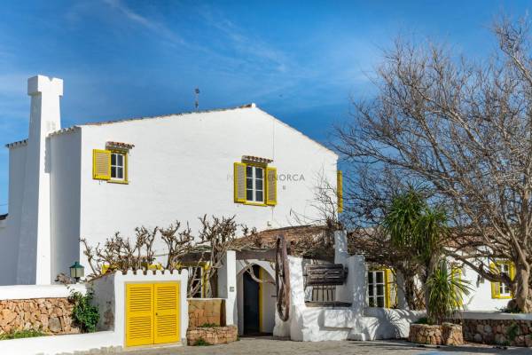 Típica casa de campo menorquina renovada