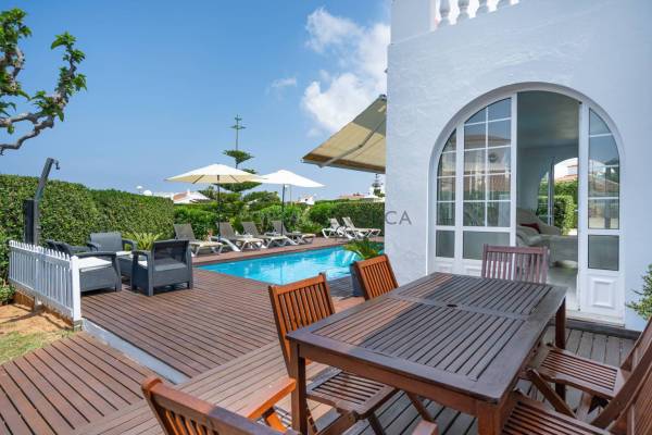 Chalet en Menorca con terraza y piscina
