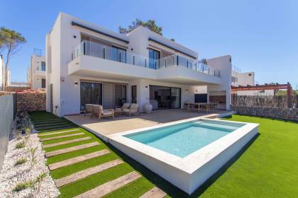 Menorca for golf lovers: properties near golf courses