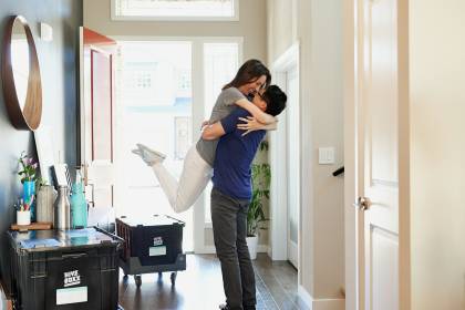 Acheter un bien à Minorque en couple ou via une société : quelle formule choisir