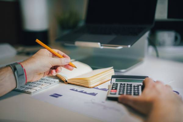 Taxes when selling a property in Menorca: plusvalía, capital gains and the 3% retention