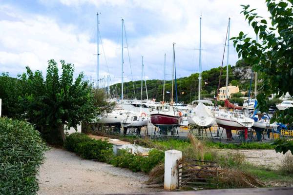 Ports et amarrages à Ménorque : ce qu'il faut savoir avant d'acheter près de la mer